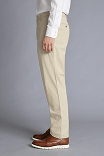 Chinos side on classic fit